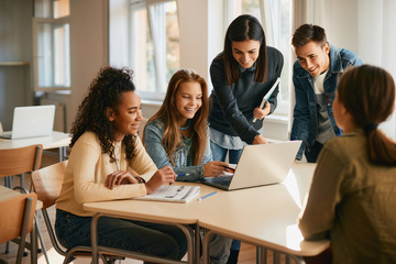 Cours de soutien scolaire : Progresser en petit groupe avec Le Cours Péret